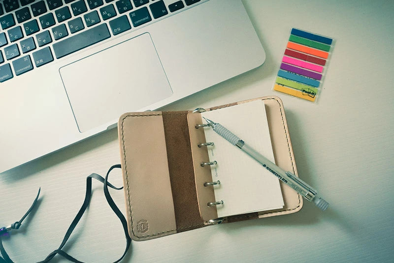 サムライクラフト システム手帳カバー ミニ5穴 バインダー クラウゼ社 M5 シェリダンスタイルカービング コンチョ付き